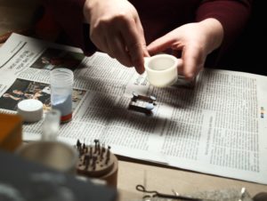 Kunsthandwerk, Handwerk, Schmuck, Schmuckherstellung, Email, Emaille, Feueremail, Opakemail, goldschmieden, Goldschmied, emaillieren, Emailleur, Schmuckdesign