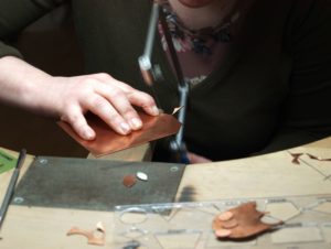 Kupfer, Schmuck, sägen, Laubsäge, goldschmieden, Goldschmied, Schmuckherstellung, Handwerk, Kunsthandwerk, Schmuckdesign
