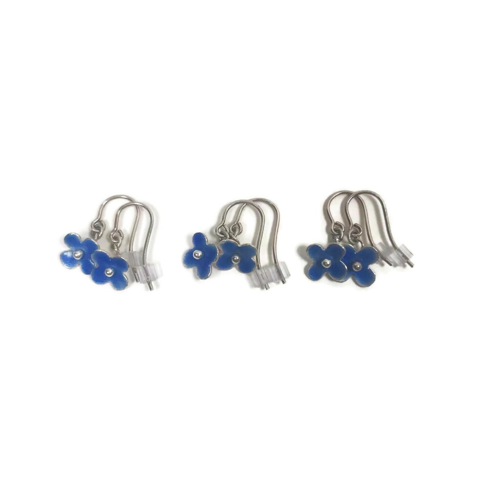 Zierliche Ohrringe aus Sterlingsilber mit hellblau emaillierten Blüten Ohrhänger Emaille Blume Hängende Ohrringe aus Silber im Vintage Look