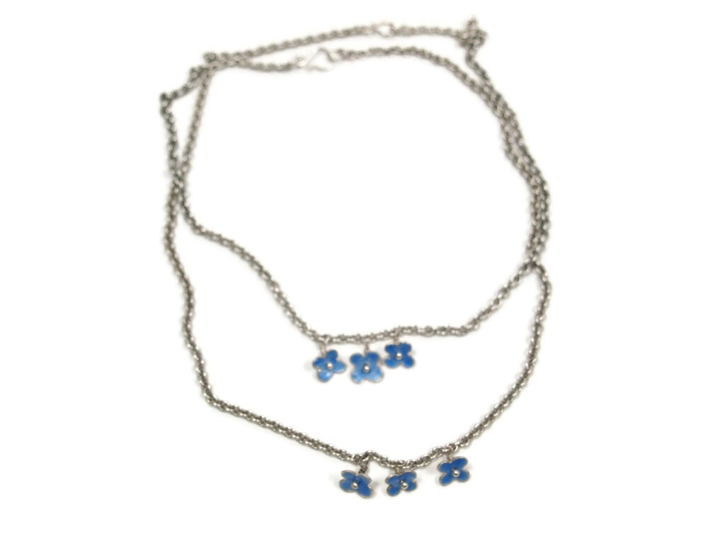 Zarte Kette aus Sterlingsilber mit hellblau emaillierten Blüten Ankerkette aus Silber mit Emaille Blume im Vintage Look