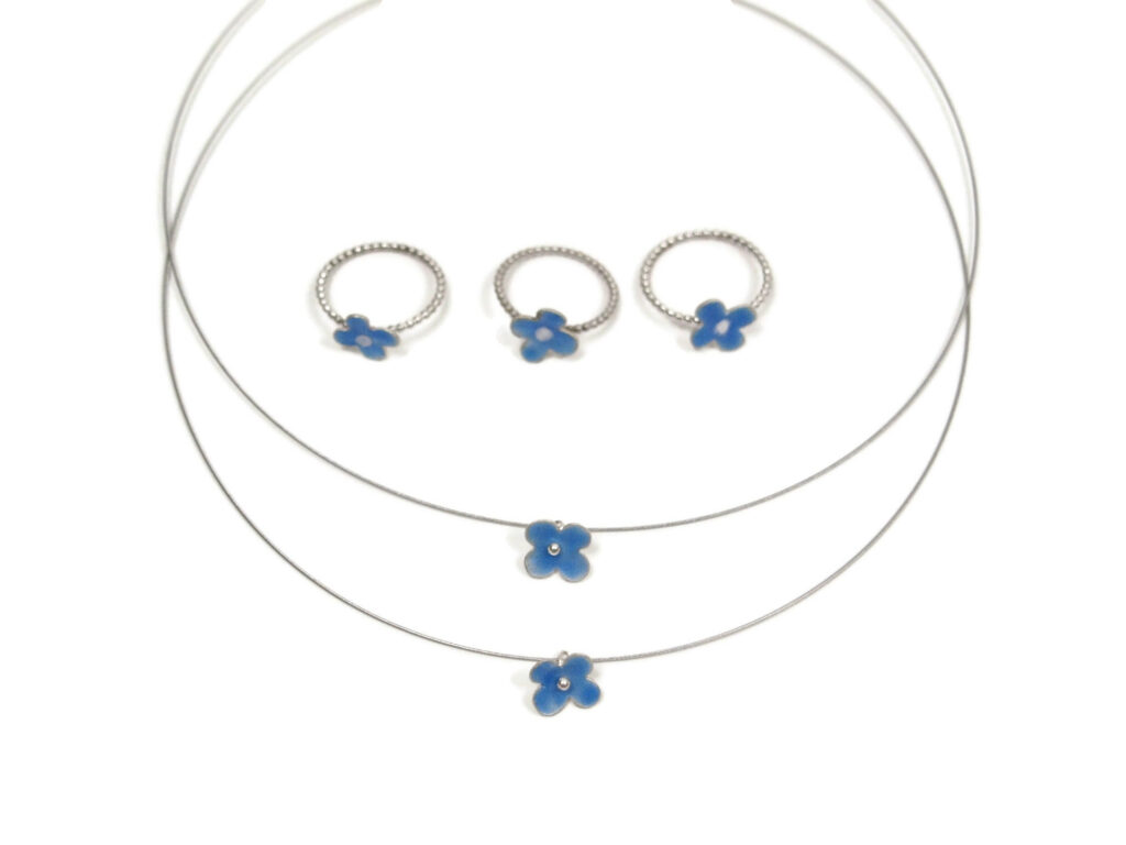 Emaille Schmuck Kollektion Fröhliche Blümchen - Halsreifen und Ringe.